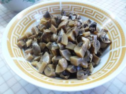 Салат Подарок с курицей и маринованными шампиньонами