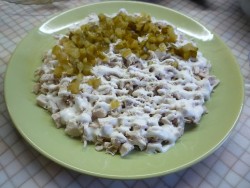 Салат Подарок с курицей и маринованными шампиньонами