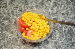 Салат помидоры кукуруза сыр
