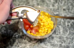 Салат помидоры кукуруза сыр