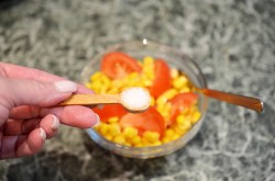 Салат помидоры кукуруза сыр