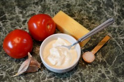 Салат помидоры сыр чеснок