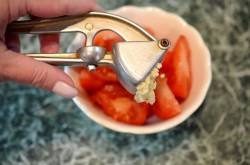 Салат помидоры сыр чеснок