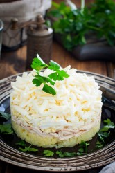 Салат с плавленным сыром и курицей