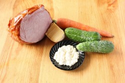 Салат простой с ветчиной, морковью, сыром