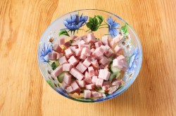 Салат простой с ветчиной, морковью, сыром