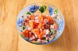 Салат простой с ветчиной, морковью, сыром