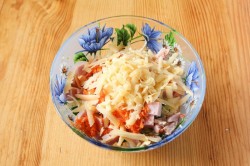 Салат простой с ветчиной, морковью, сыром