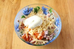 Салат простой с ветчиной, морковью, сыром