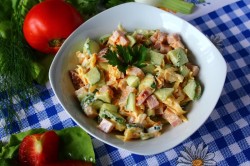 Салат простой с ветчиной, морковью, сыром