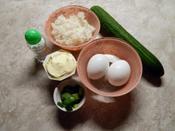 Салат с рисом, огурцом и яйцом