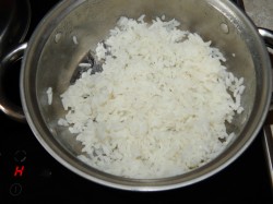 Салат с рисом, огурцом и яйцом