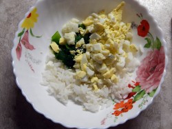 Салат с рисом, огурцом и яйцом