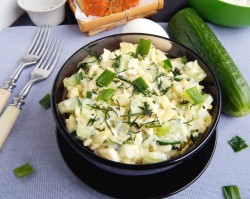 Салат с рисом, огурцом и яйцом