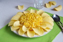 название картинки Салат Ромашка с чипсами