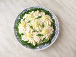 название картинки Салат Ромашка с копченой курицей