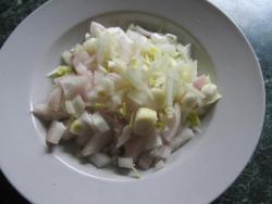 название картинки Мясной салат Ромашка из свинины с сыром и яйцом