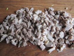 название картинки Мясной салат Ромашка из свинины с сыром и яйцом