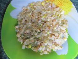 название картинки Мясной салат Ромашка из свинины с сыром и яйцом