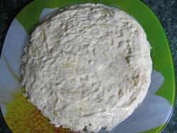 название картинки Мясной салат Ромашка из свинины с сыром и яйцом