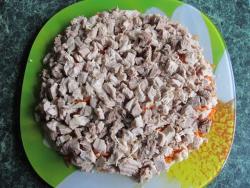 название картинки Мясной салат Ромашка из свинины с сыром и яйцом