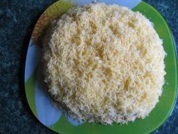 название картинки Мясной салат Ромашка из свинины с сыром и яйцом