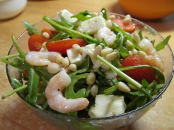 название картинки Салат руккола кедровые орешки креветки