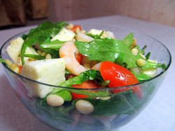 название картинки Салат руккола кедровые орешки креветки