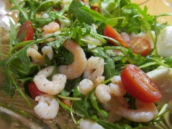 название картинки Салат руккола кедровые орешки креветки