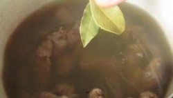 Салат из куриных потрошков с солеными огурцами