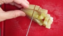 Салат из куриных потрошков с солеными огурцами