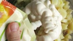 Салат из куриных потрошков с солеными огурцами