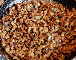 название картинки Салат с ананасами и шампиньонами слоями