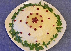 название картинки Салат с ананасами и шампиньонами слоями