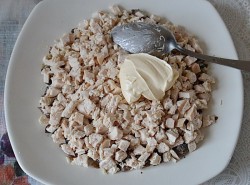 название картинки Салат с ананасами и шампиньонами слоями