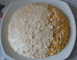 название картинки Салат с ананасами и шампиньонами слоями