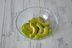 название картинки Салат с авокадо и красной рыбой