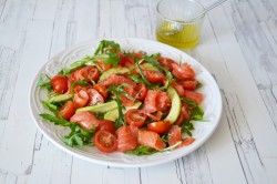 название картинки Салат с авокадо и красной рыбой