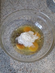 Салат с белым куриным мясом, огурцом и яичными блинчиками - шаг 2 Салат с белым куриным мясом, огурцом и яичными блинчиками - шаг 2