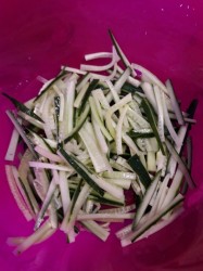 Салат с белым куриным мясом, огурцом и яичными блинчиками - шаг 8 Салат с белым куриным мясом, огурцом и яичными блинчиками - шаг 8