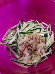 Салат с белым куриным мясом, огурцом и яичными блинчиками - шаг 9 Салат с белым куриным мясом, огурцом и яичными блинчиками - шаг 9