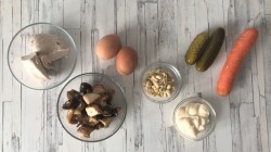 название картинки Салат с белыми грибами и курицей