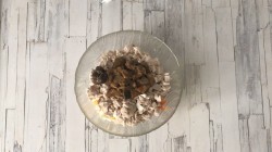название картинки Салат с белыми грибами и курицей