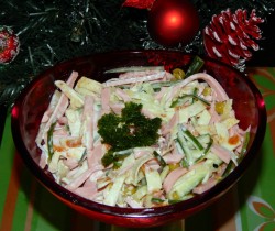 название картинки Салат с блинами и колбасой