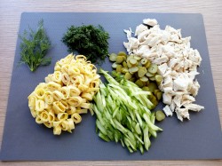 название картинки Салат с блинами и курицей