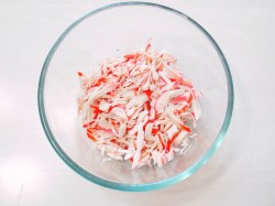 название картинки Салат с болгарским перцем крабовыми палочками и помидорами