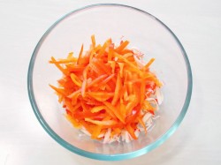 название картинки Салат с болгарским перцем крабовыми палочками и помидорами