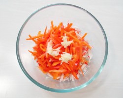 название картинки Салат с болгарским перцем крабовыми палочками и помидорами