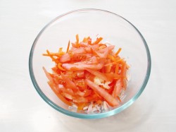 название картинки Салат с болгарским перцем крабовыми палочками и помидорами