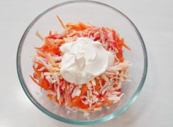 название картинки Салат с болгарским перцем крабовыми палочками и помидорами